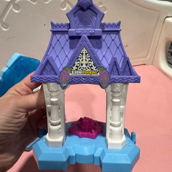 Frozen portable palace, parade cars, Olaf cafe and friends. - Picture 9 of 13